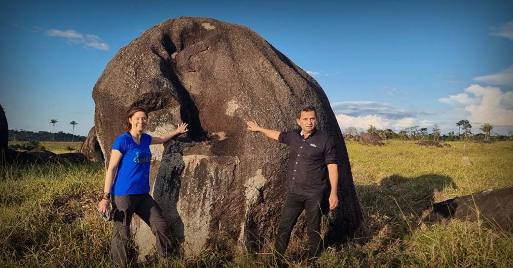 Fernanda Lima e Urandir Fernandes chegam a ficar próximos para que, no registro fotográfico, pudesse ser captada a diferença de tamanho entre eles e a marcação na pedra.